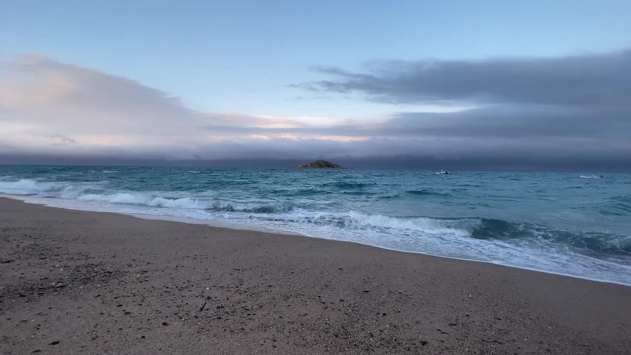 蔚蓝的大海，地平线上有一座小岛视频素材