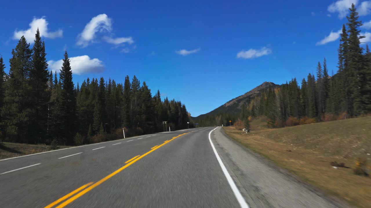 司机POV:驾驶山景在秋天视频素材