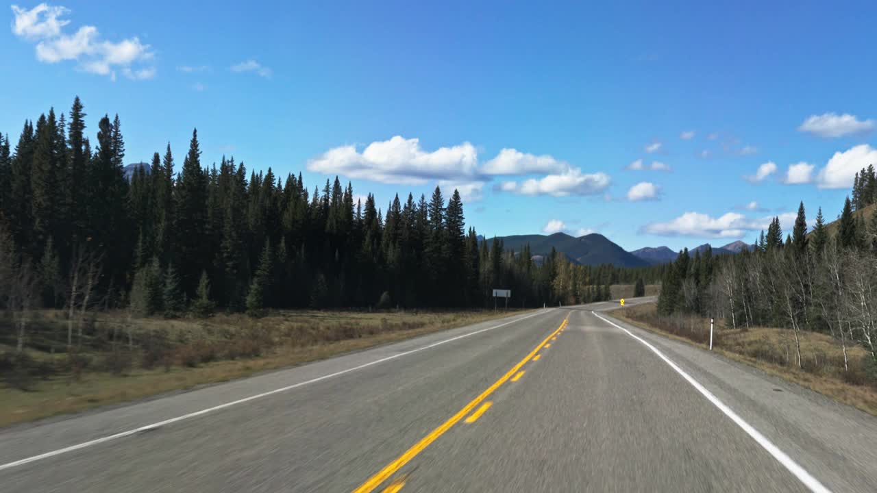 司机POV:驾驶山景在秋天视频素材