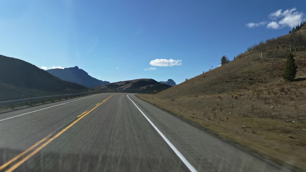 司机POV:驾驶山景在秋天视频素材