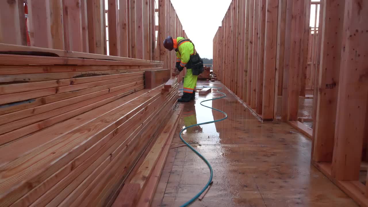 建筑工人在一个大型商业工地搭建框架。视频下载