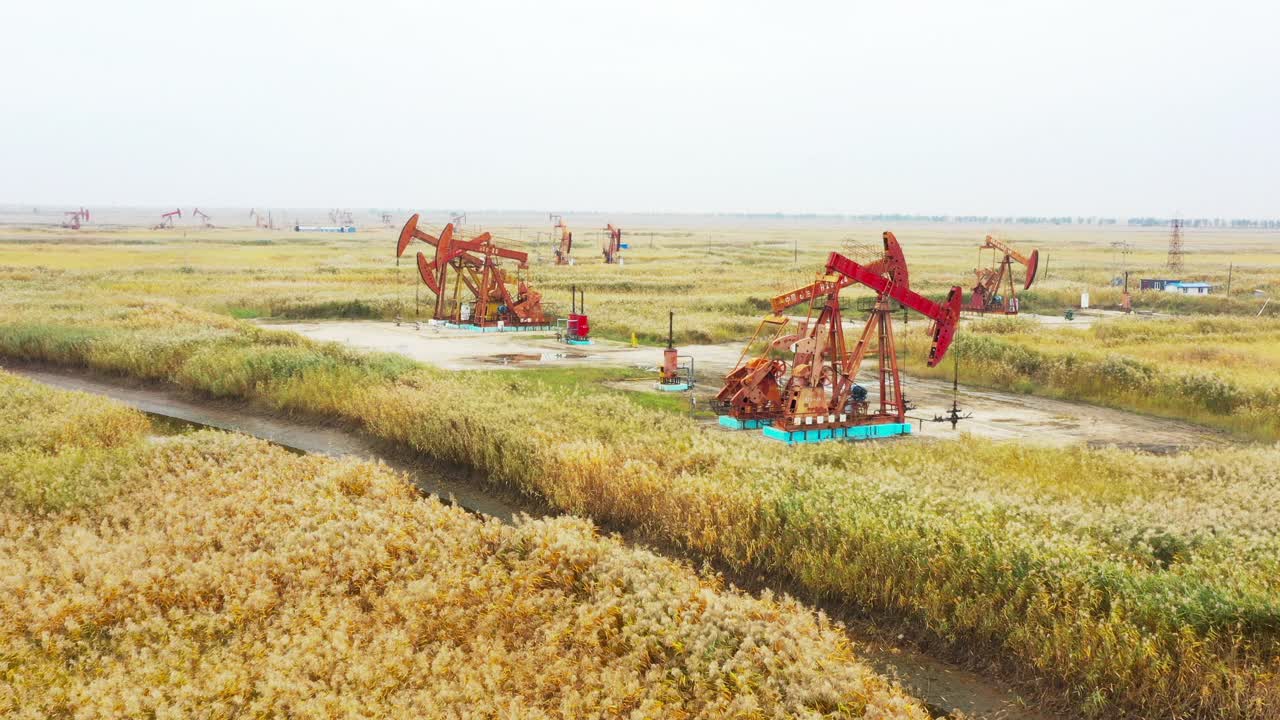 石油钻机正在抽油视频素材