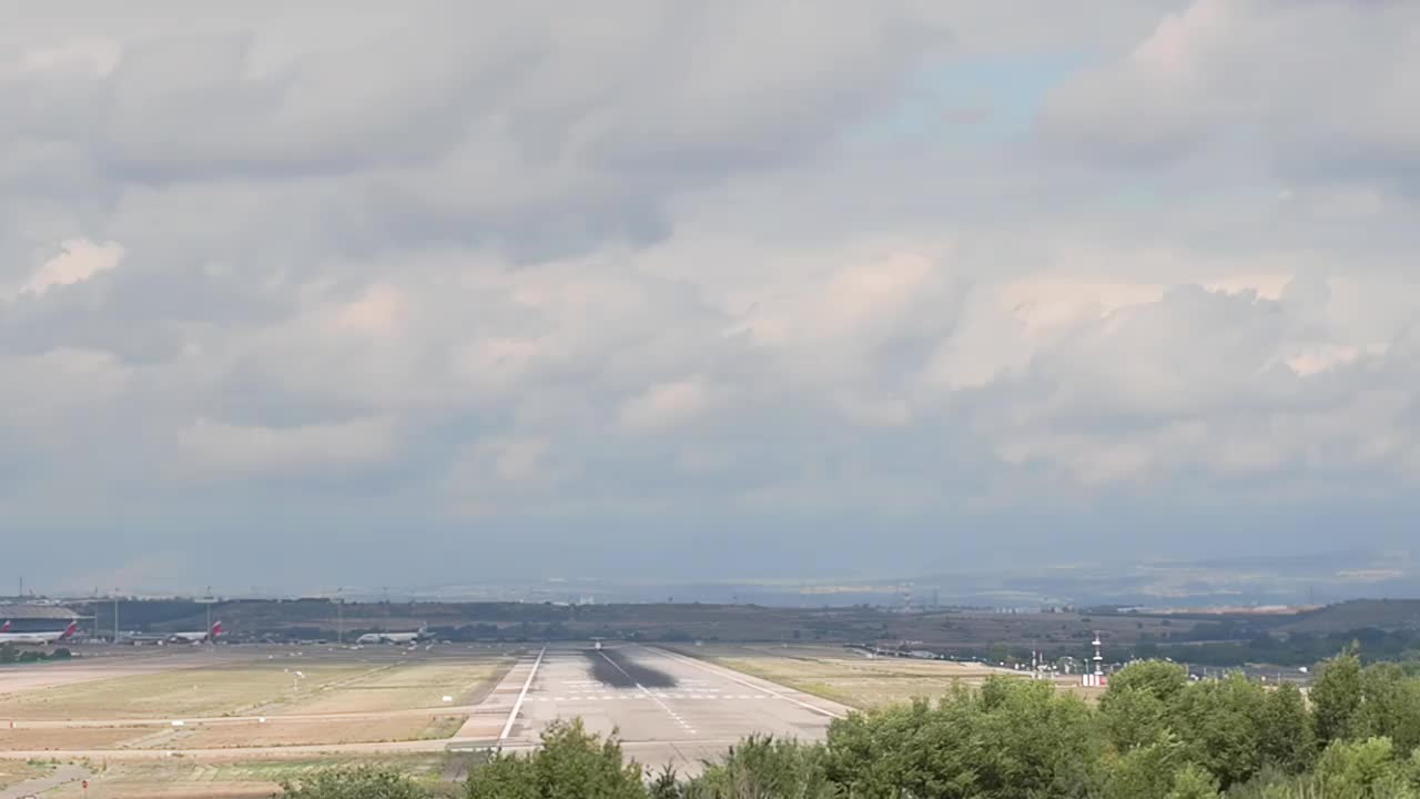 一架高清视频飞机，伊比利亚航空公司三菱CRJ-1000起飞视频素材