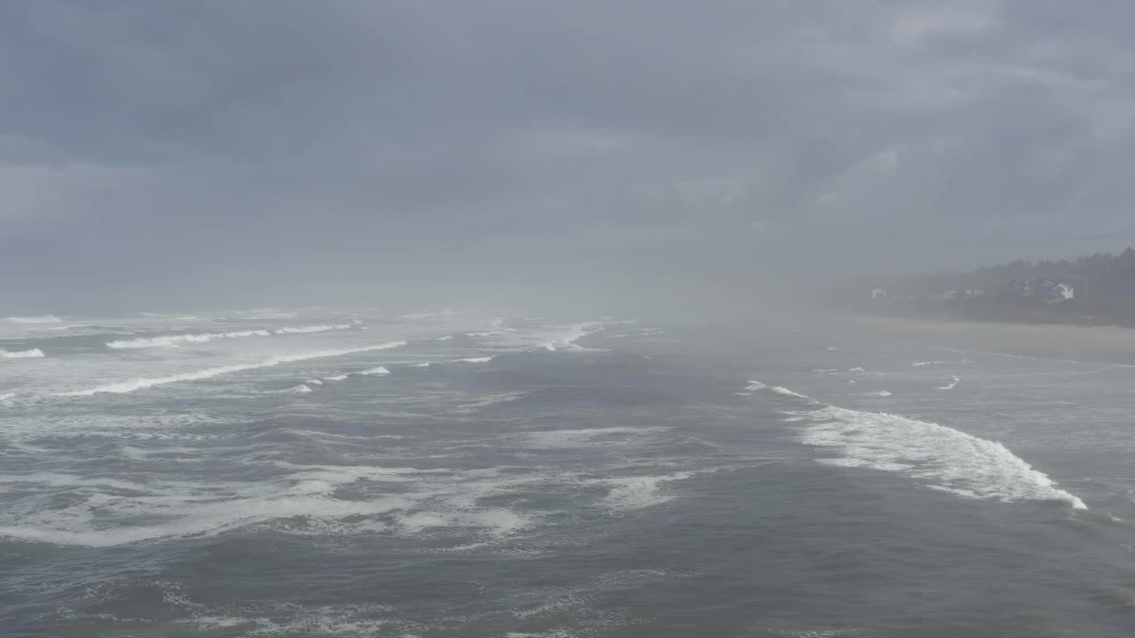 无人机拍摄的俄勒冈州西北太平洋海域暴风雨的画面视频下载