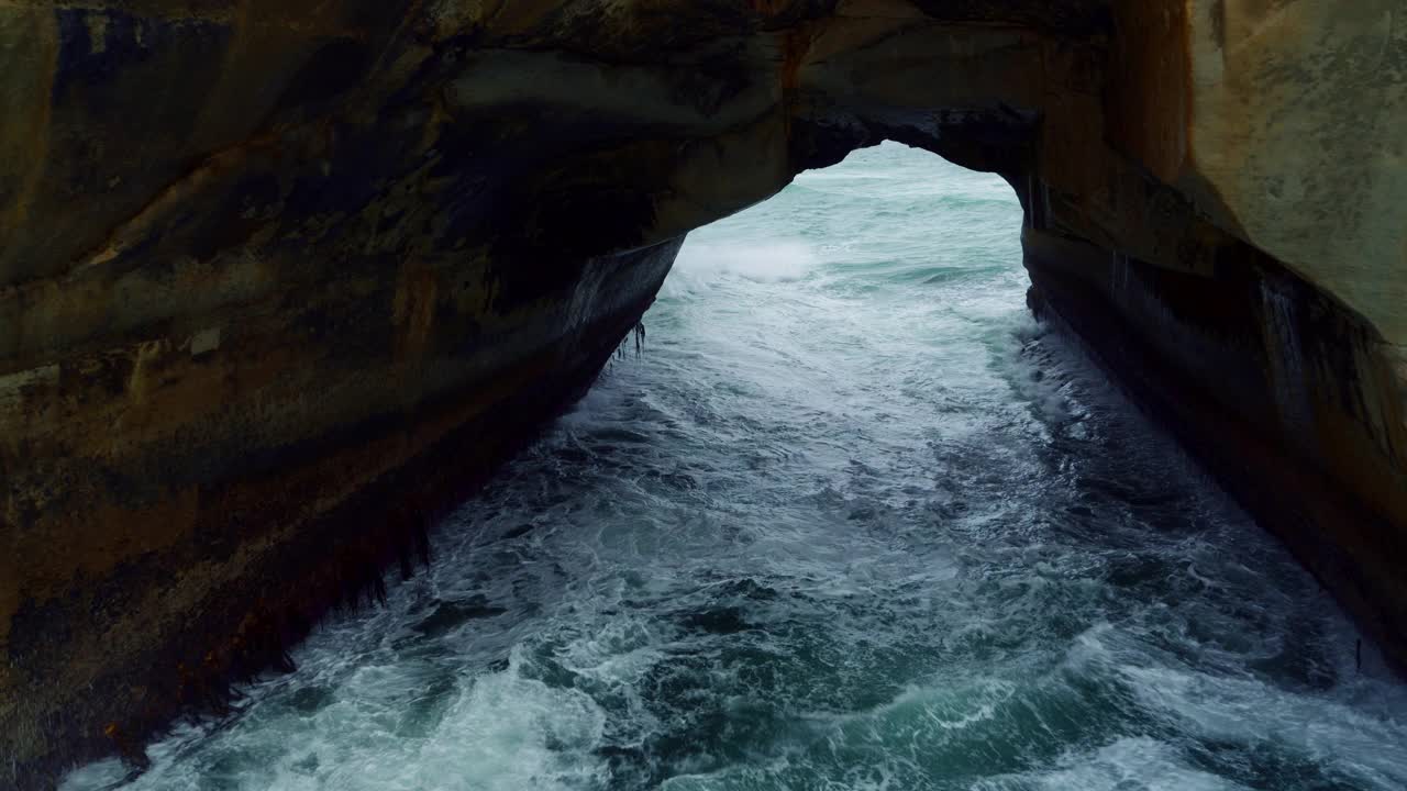 隧道泳滩的海拱图视频素材