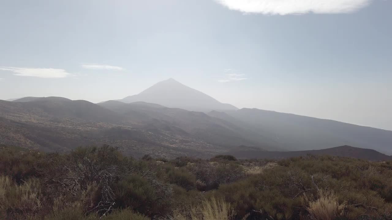 沙漠山脉景观和火山山顶，皮科德尔泰德国家公园视频素材