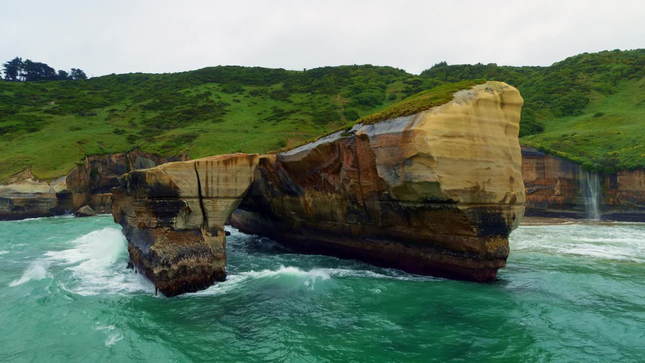 空中靠近海拱隧道海滩视频素材