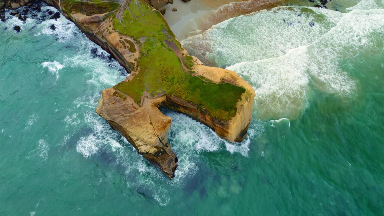 在隧道海滩上空俯瞰海浪视频素材