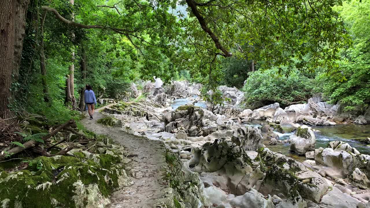 沿河散步视频素材