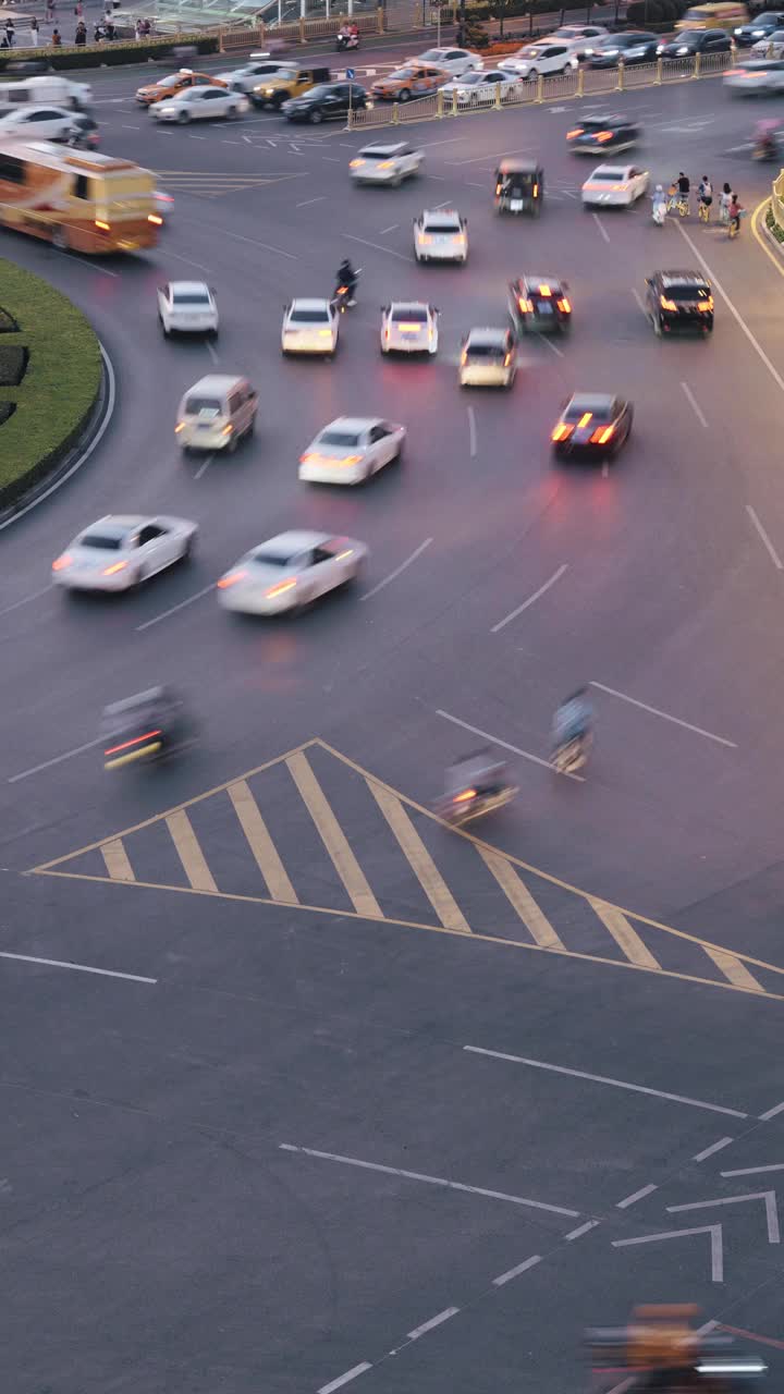 中国西安与城市夜间交通的时间差视频素材