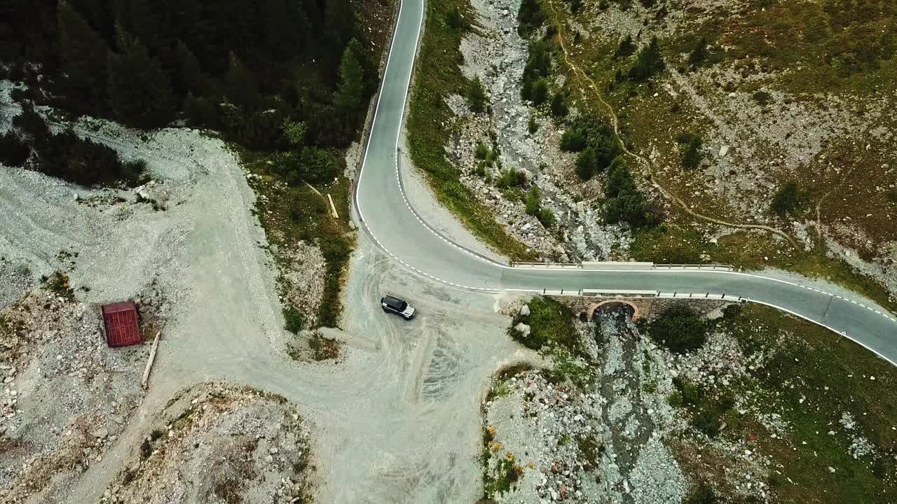 飞越瑞士蜿蜒的道路视频素材