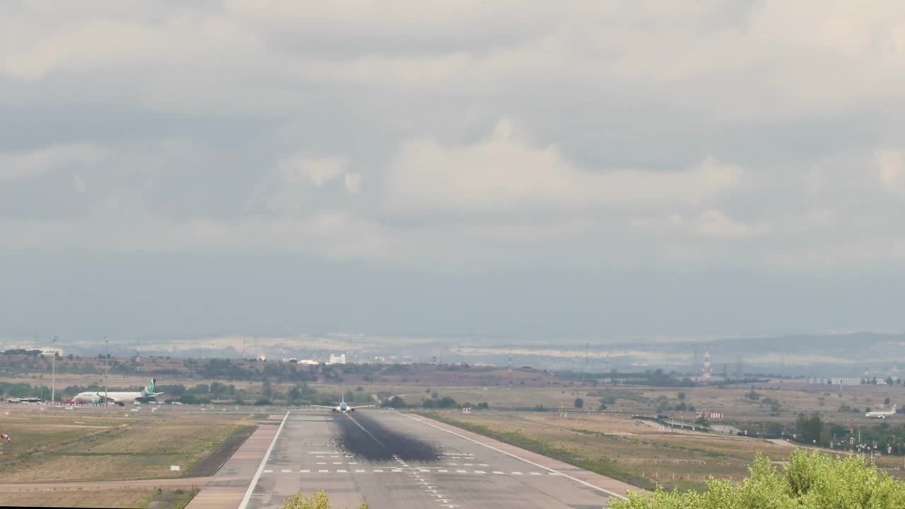 亚马逊航空公司的波音737从跑道上起飞视频素材