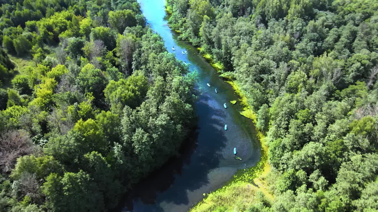 和朋友一起去度假。沿着风景如画的河流悠闲地旅行视频素材