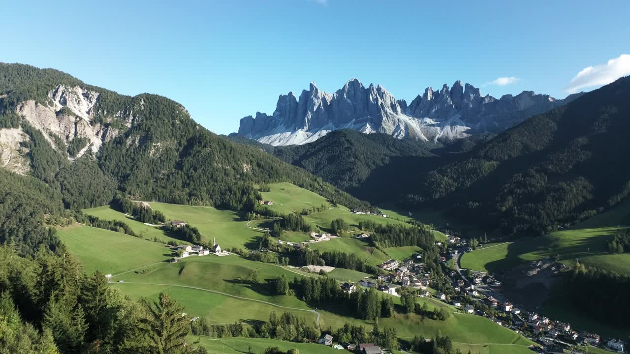 Funes山谷(Villnößtal, Val di Funes)位于Geisler山脉前视频素材