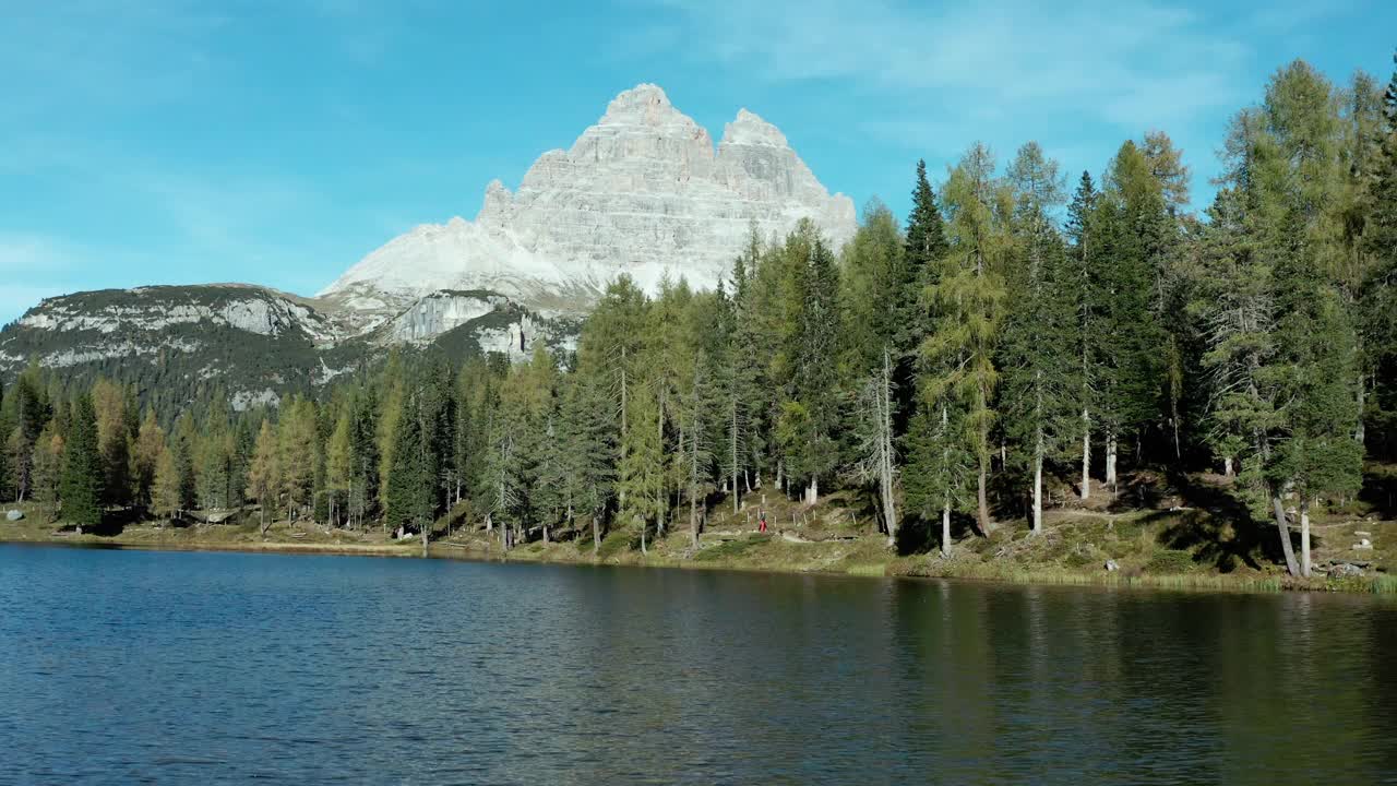 环绕湖和拉瓦雷多山的三座山峰视频素材