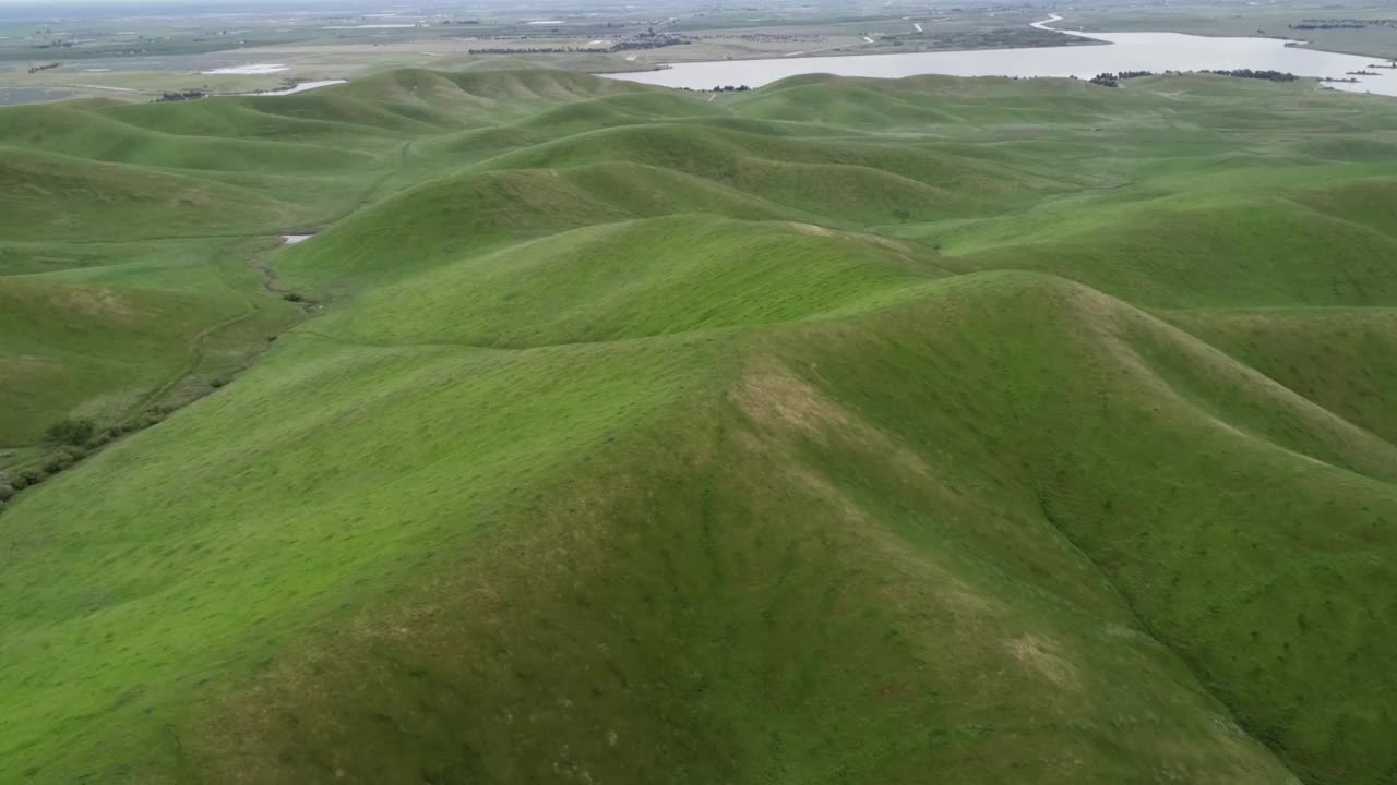 上棉白杨河野生动物区与圣路易斯水库在洛斯巴诺斯附近的背景。加州。美国。山的背景视频素材