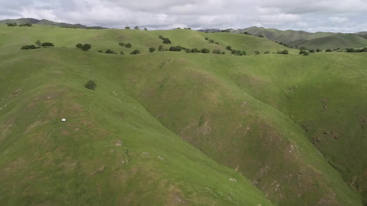 上棉白杨河野生动物区与圣路易斯水库在洛斯巴诺斯附近的背景。加州。美国。山的背景视频素材