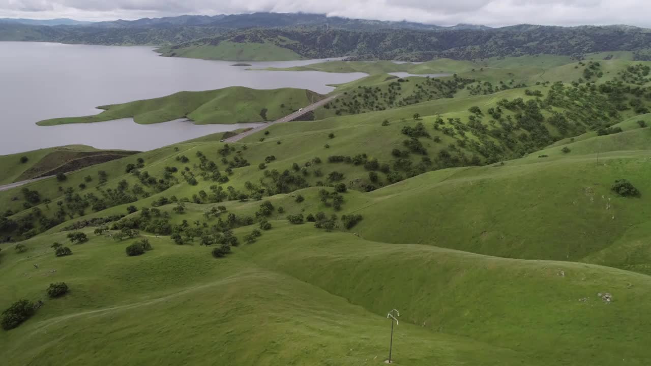 上棉白杨河野生动物区与圣路易斯水库在洛斯巴诺斯附近的背景。加州。美国。山脉和国道背景。湖视频素材