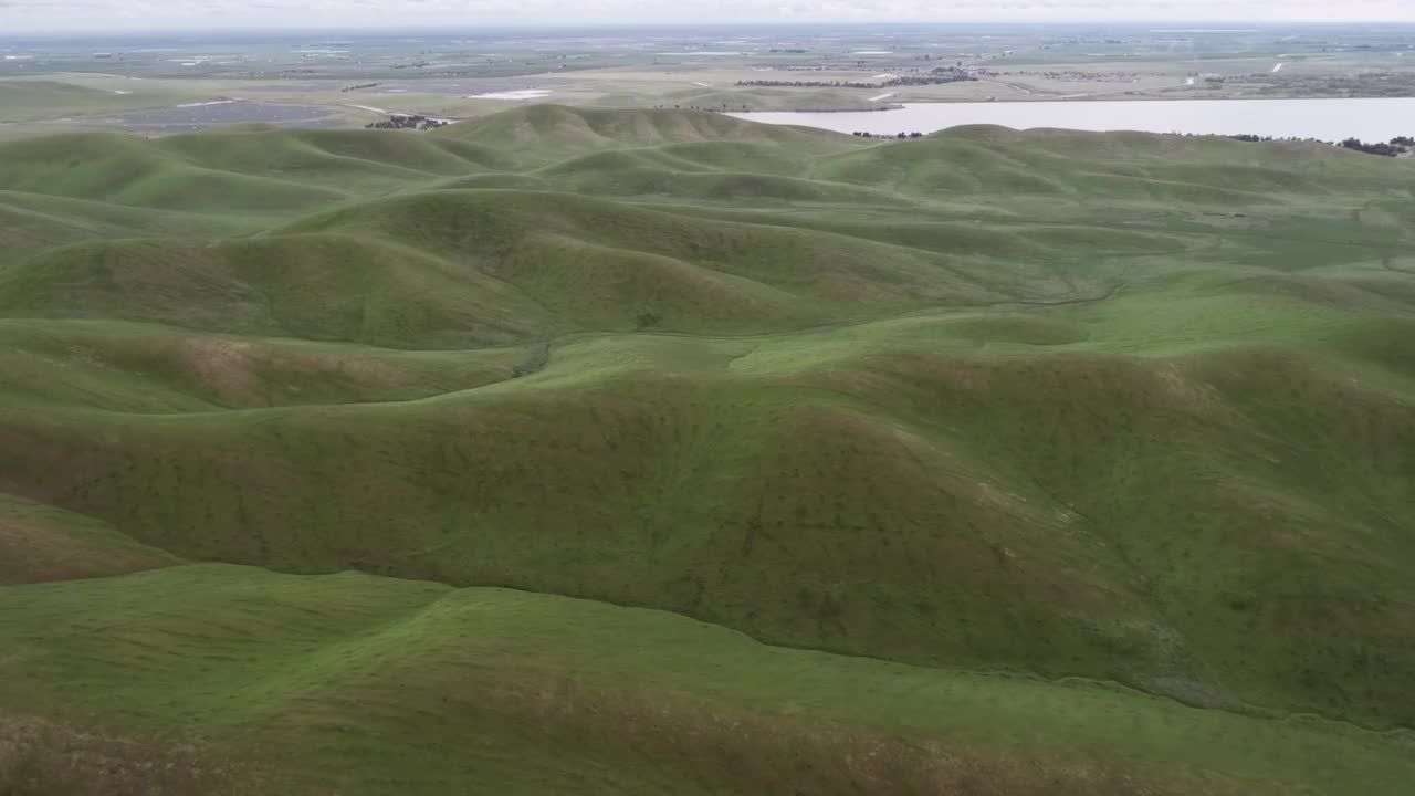 上棉白杨河野生动物区与圣路易斯水库湖在洛斯巴诺斯附近的背景。加州视频素材