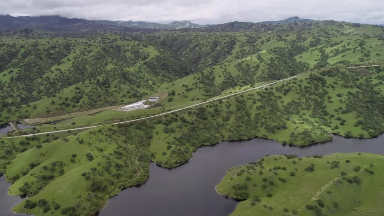 背景中的圣路易斯水库和洛斯巴诺斯附近的上棉白杨河野生动物区。加州。美国。背景中的山脉和道路视频素材