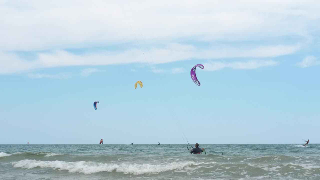 带着帆在天空中冲浪。视频素材