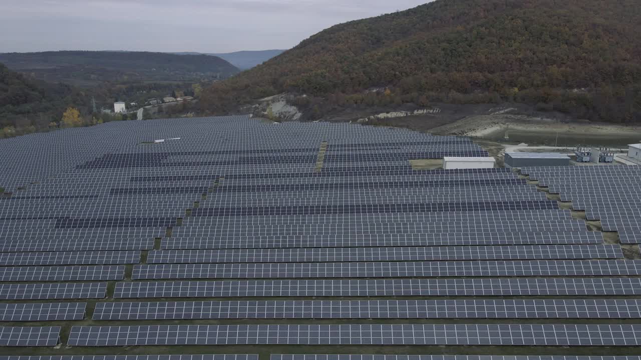 太阳能电池板，鸟瞰图。碳中和和可再生能源工厂。视频素材