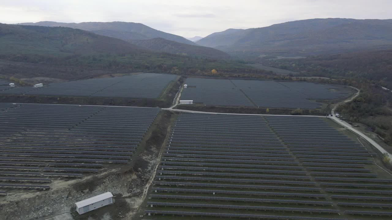 太阳能电池板，鸟瞰图。碳中和和可再生能源工厂。视频素材