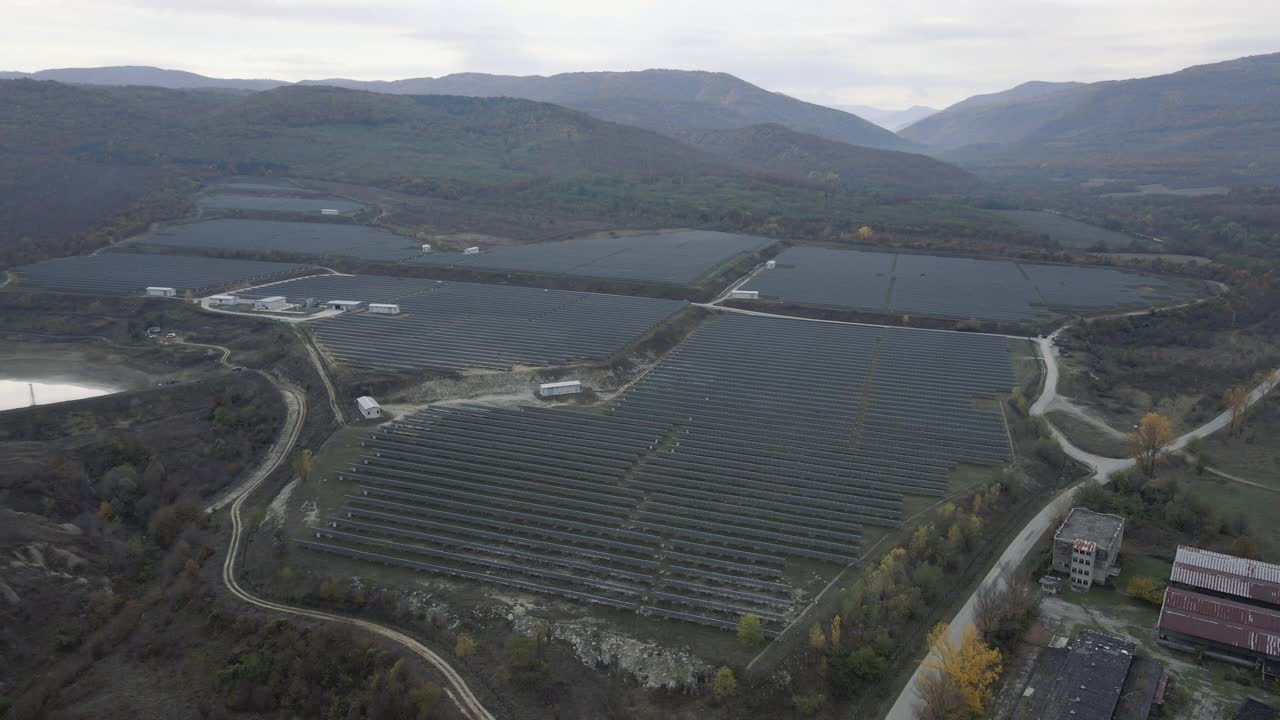 太阳能电池板，鸟瞰图。碳中和和可再生能源工厂。视频素材