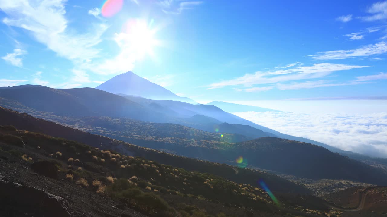 泰德山和海云，时间推移视频在日落。你可以在地平线上看到Cumbre Vieja Fumarole。越过海上的云朵。视频素材