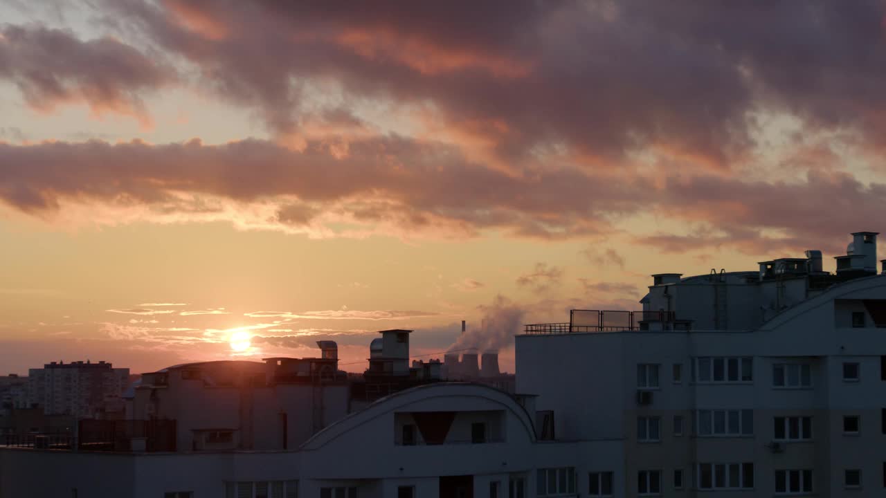 城市的日出，近景在现代市中心的天际线建筑物的轮廓视频素材