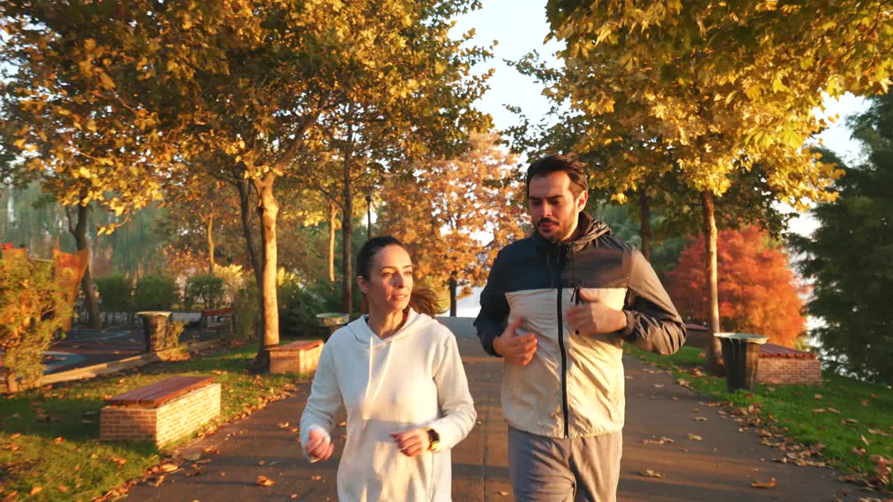 一对夫妇享受完美的跑步日。视频素材