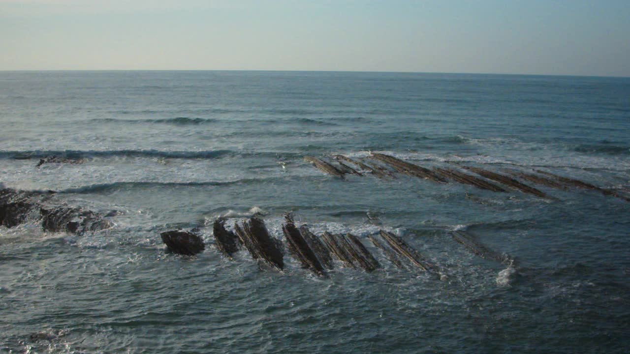 海浪掠过海边的地质构造视频素材