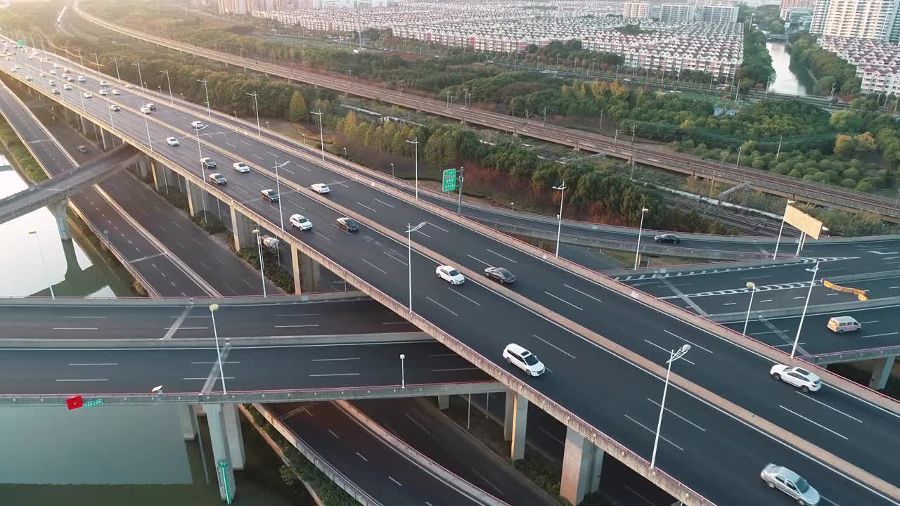 鸟瞰图的道路交叉口与移动的汽车。道路立交或高速公路交叉路口，城市交通繁忙，在道路上超速行驶。视频素材