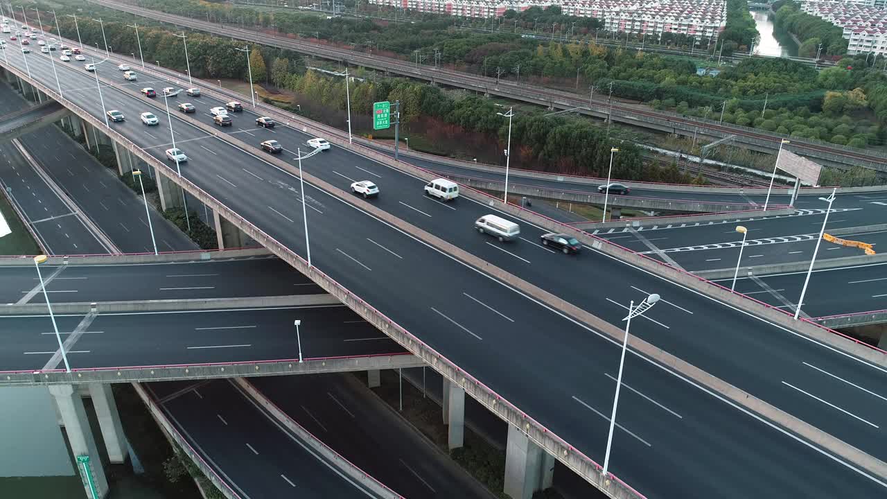 鸟瞰图的道路交叉口与移动的汽车。道路立交或高速公路交叉路口，城市交通繁忙，在道路上超速行驶。视频素材