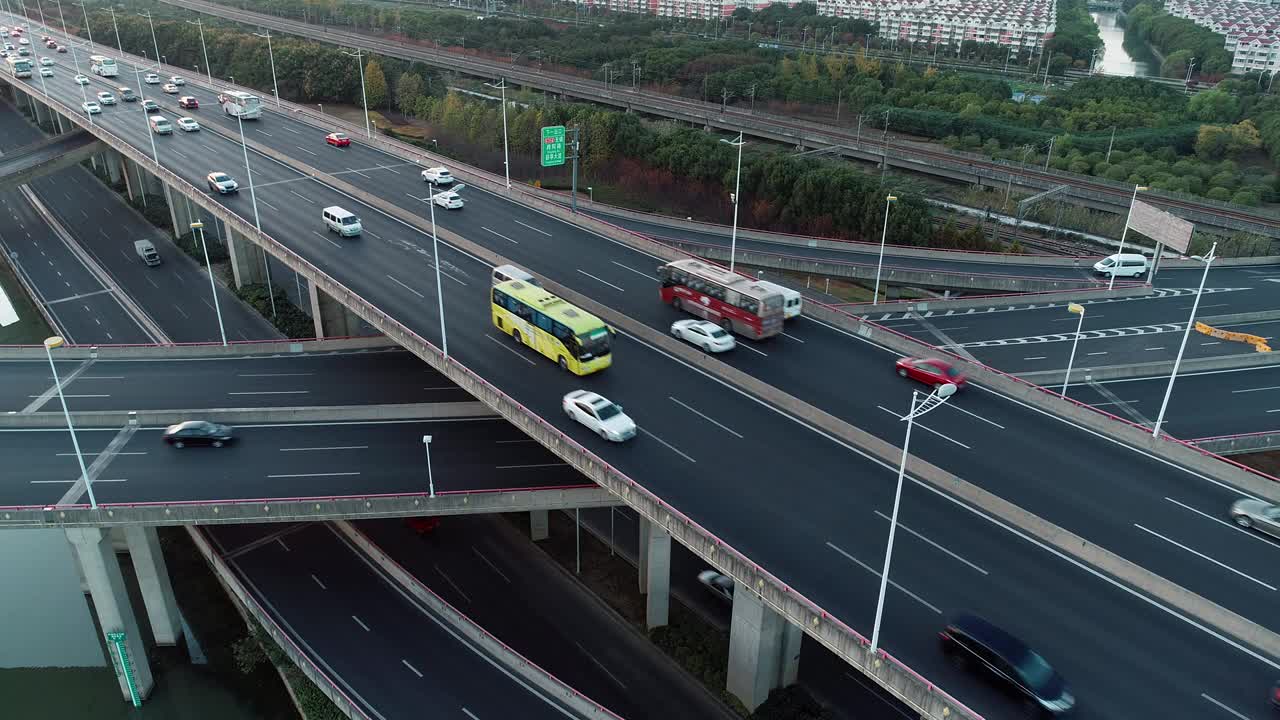 鸟瞰图的道路交叉口与移动的汽车。道路立交或高速公路交叉路口，城市交通繁忙，在道路上超速行驶。视频素材