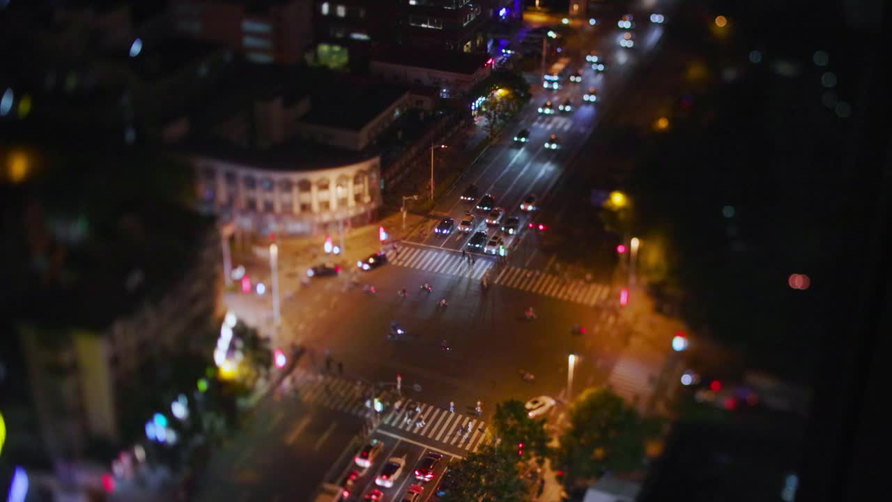 上海浦东街道上的人行横道夜景视频素材