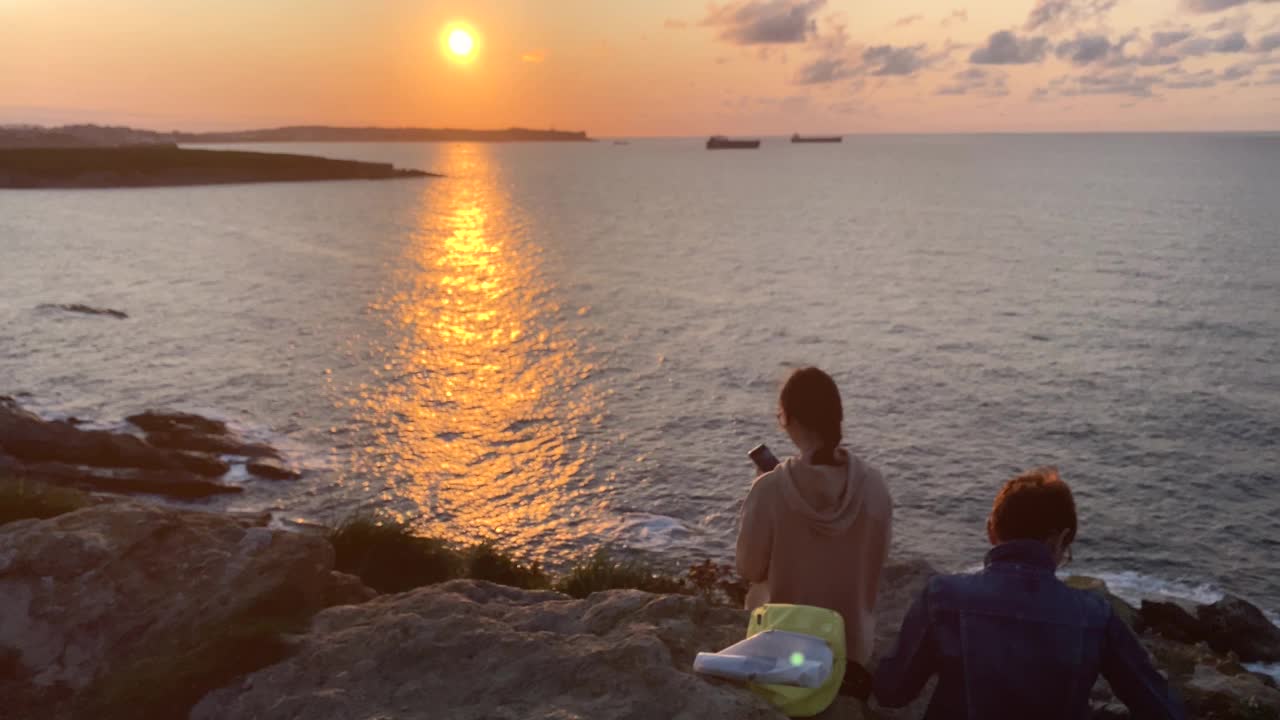 日落时在岸边野餐视频下载