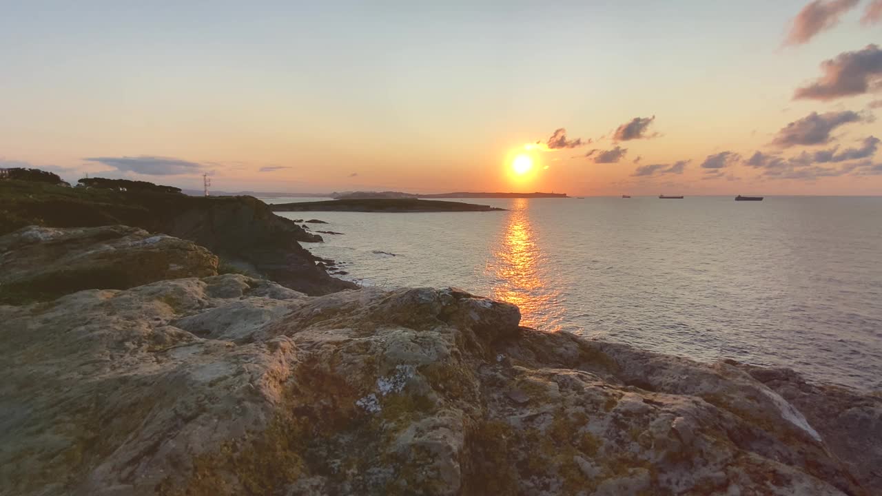 日落时沿着海岸散步视频素材