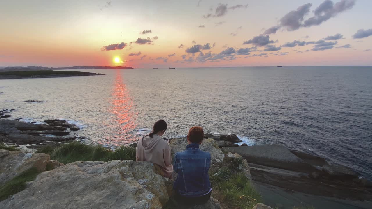 日落时在岸边野餐视频素材