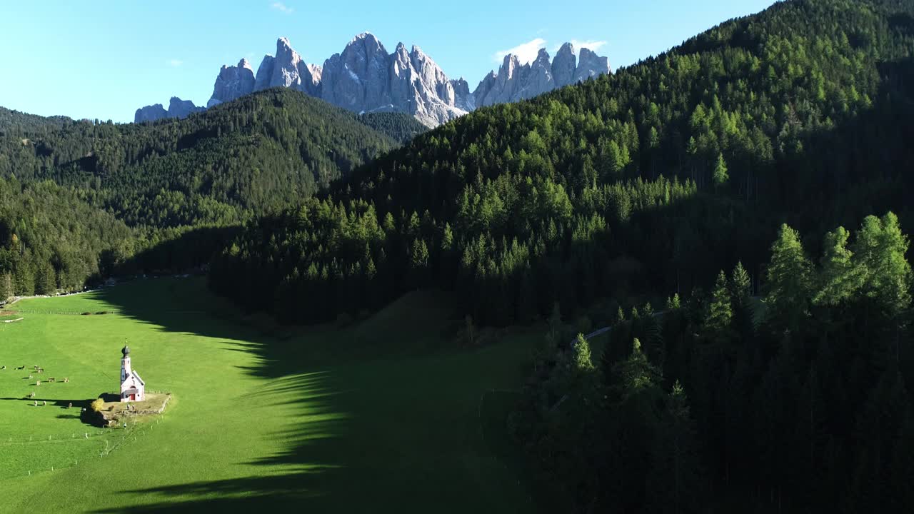 富内斯山谷(Villnößtal, Val di Funes)和盖斯勒山脉前拉努伊的Nepomuk圣约翰教堂视频素材