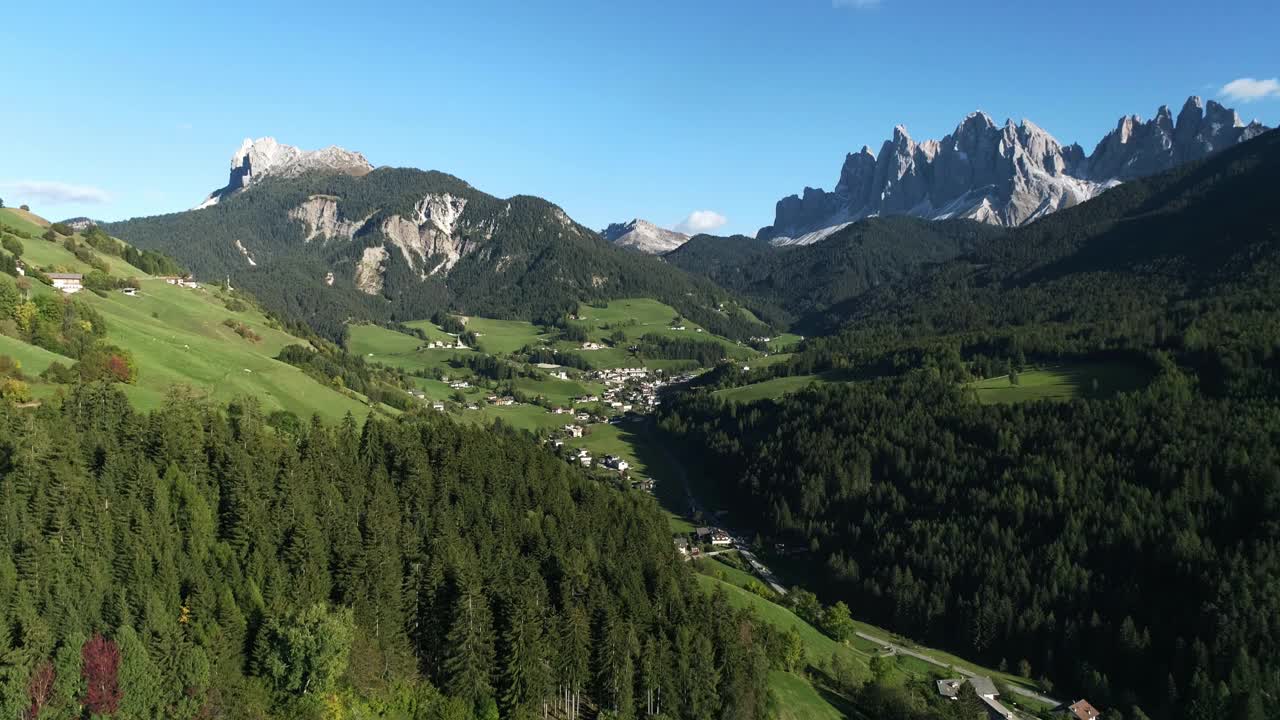 Funes山谷(Villnößtal, Val di Funes)位于Geisler山脉前视频素材