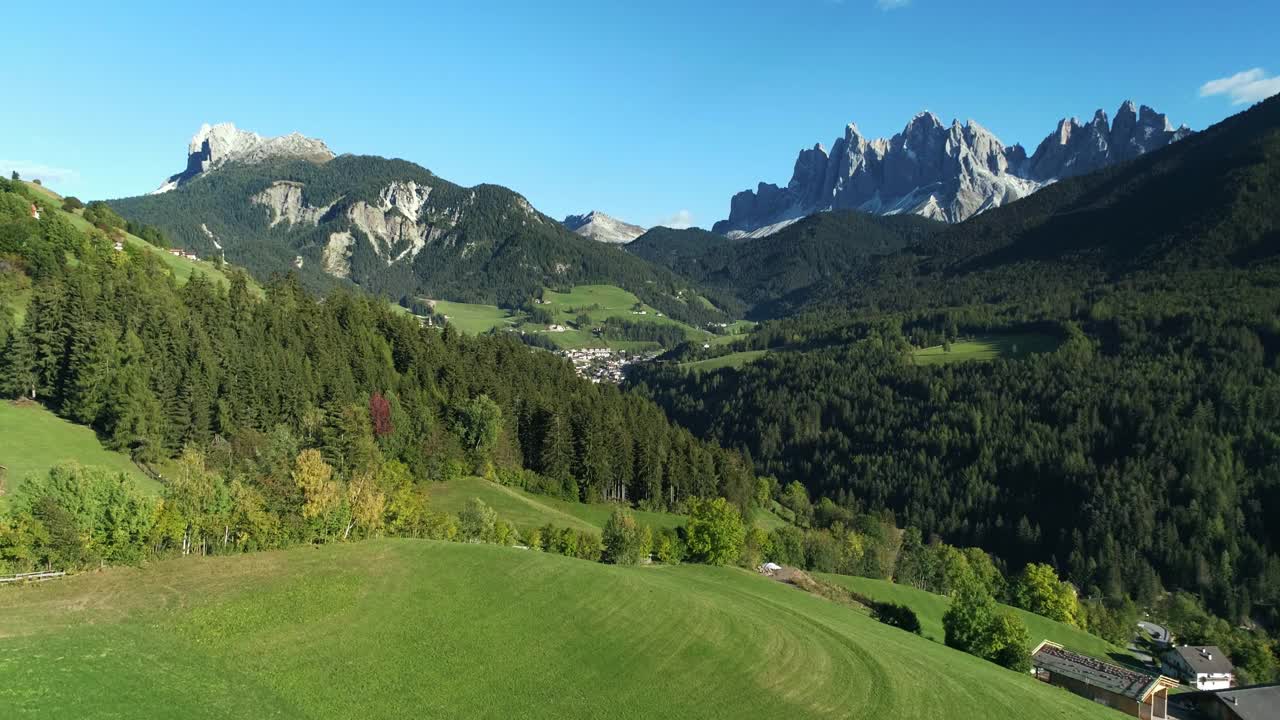 Funes山谷(Villnößtal, Val di Funes)位于Geisler山脉前视频素材