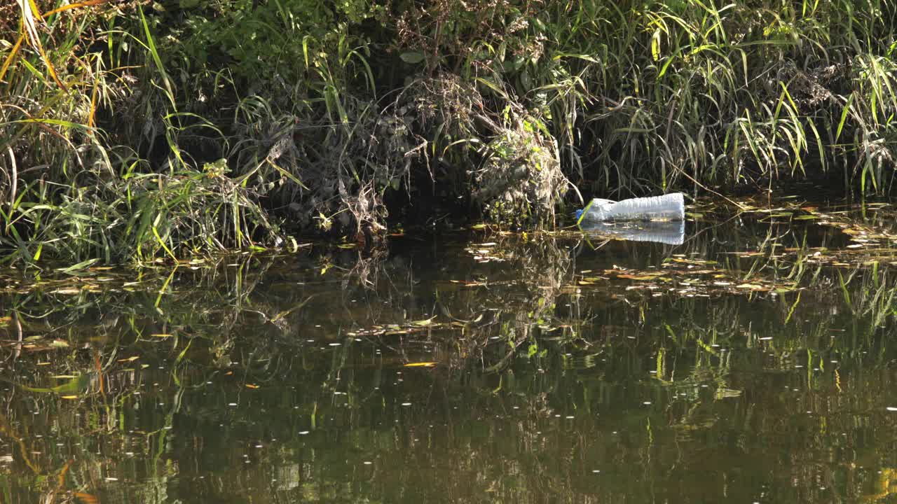 水污染，河里的塑料垃圾视频素材