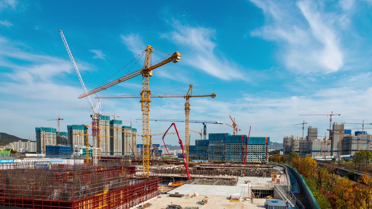 建筑工地，重型机械和建筑工人正在施工。(4 k时间流逝)视频素材画面2