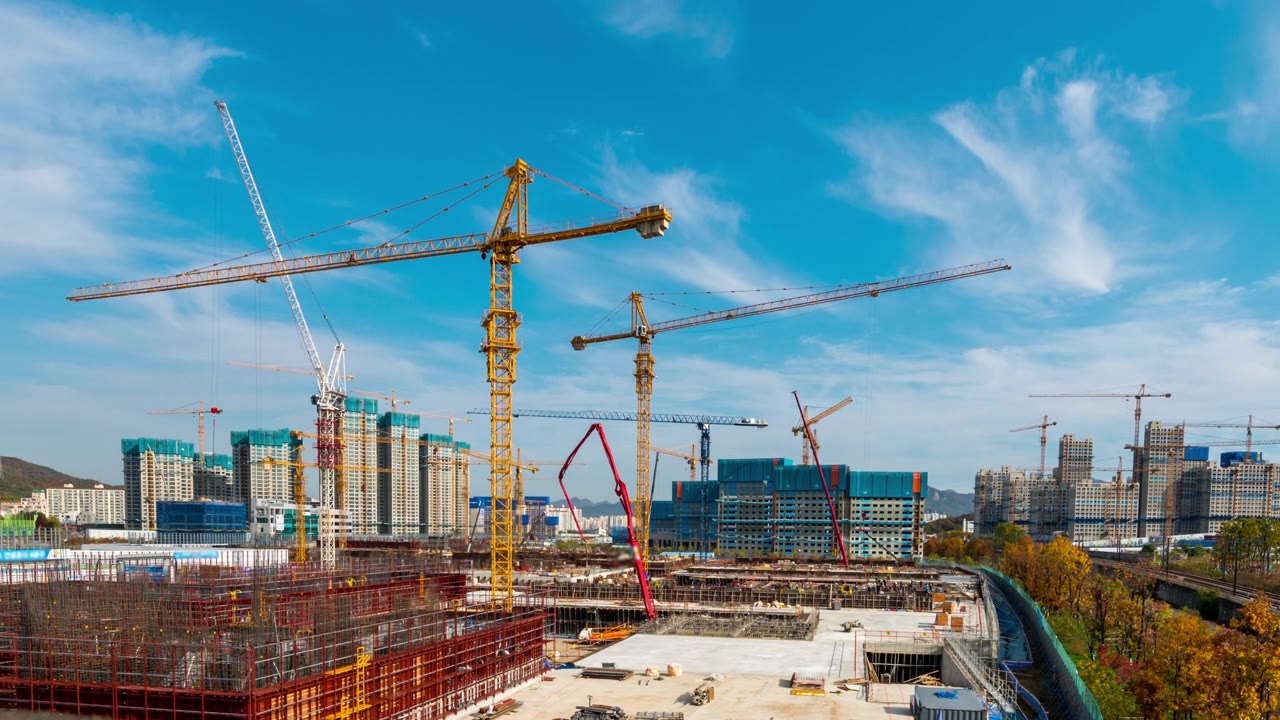 建筑工地，重型机械和建筑工人正在施工。(4 k时间流逝)视频素材画面4