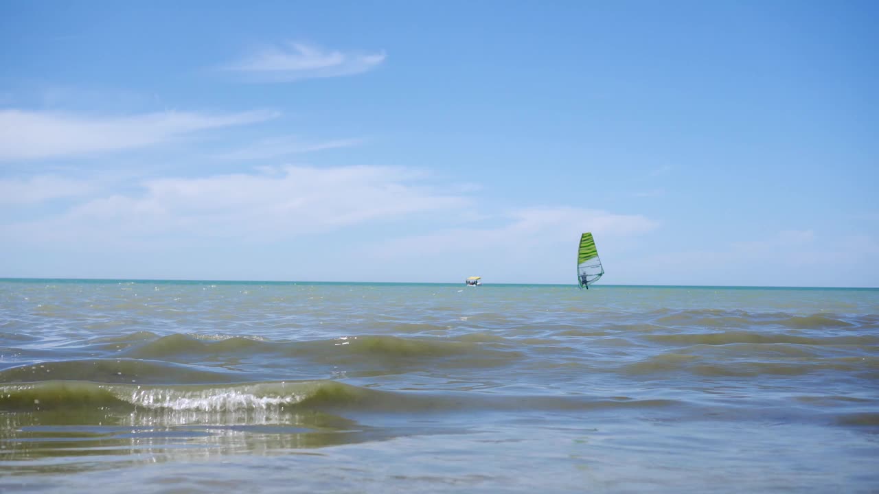 在Côte d’azur上冲浪。在海边休息。去航海。水上运动爱好。视频素材