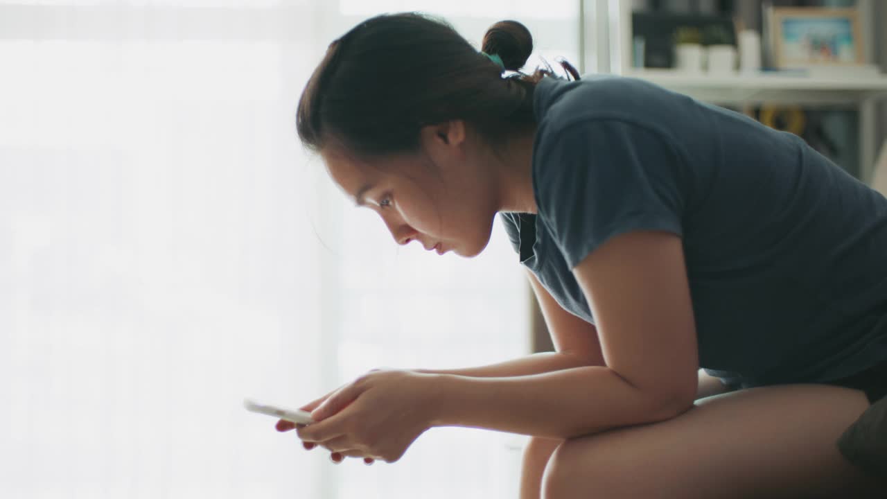 女人在看手机短信时哭了视频素材