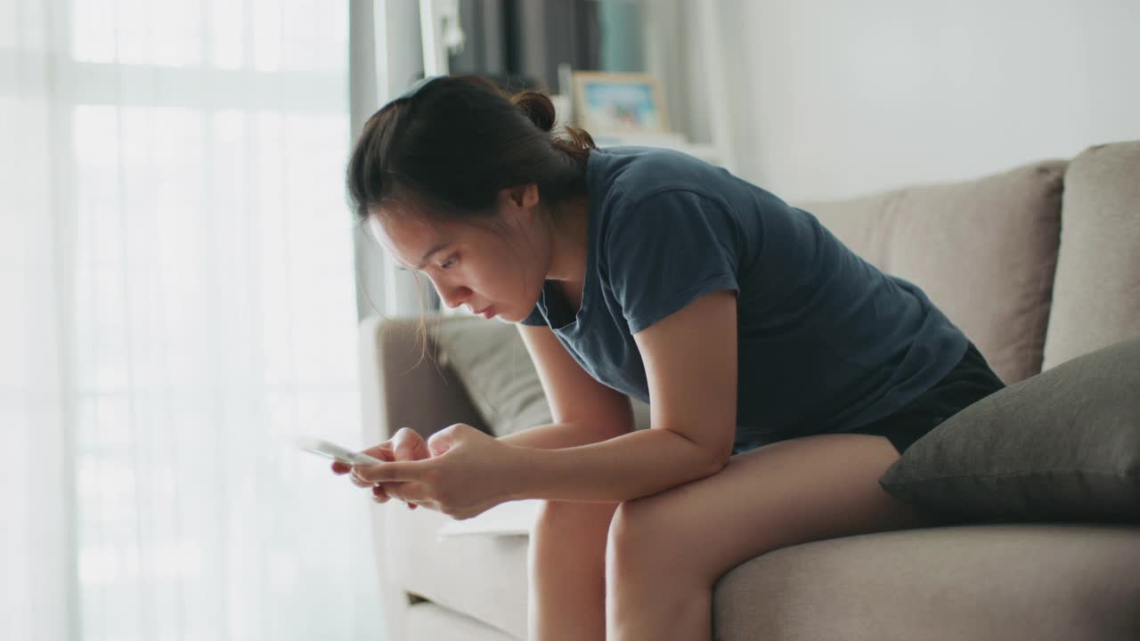 女人在看手机短信时哭了视频素材