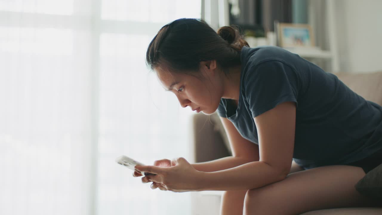 女人在看手机短信时哭了视频素材