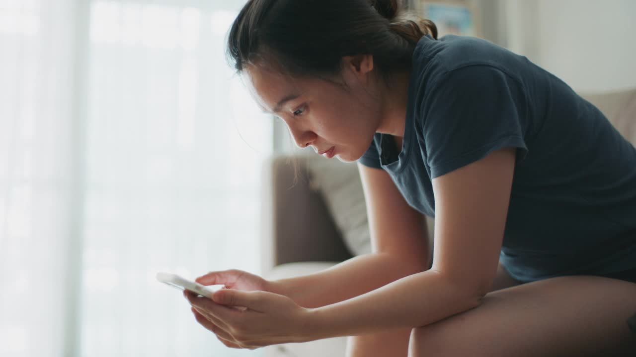 女人在看手机短信时哭了视频素材